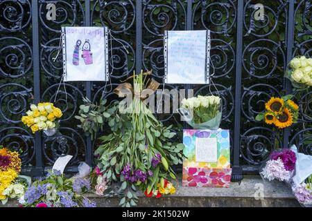 I Flawers hanno prestato a Sandringham per commemorare la vita della regina Elisabetta II Foto Stock