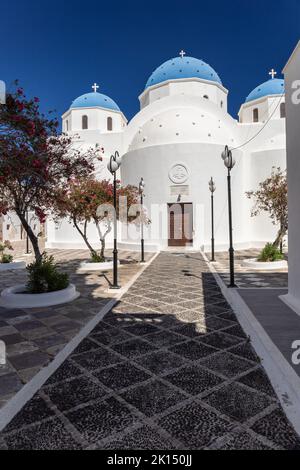 Chiesa di Timios Stavros / Chiesa di Santa Croce una bella chiesa con tipiche cupole blu, Perissa, Santorini, Grecia, Europa Foto Stock