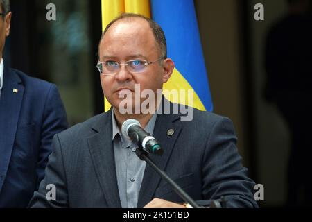 ODESA, UCRAINA - 15 SETTEMBRE 2022 - il ministro degli Affari Esteri rumeno Bogdan Aurescu parla alla stampa durante un briefing congiunto degli stranieri Foto Stock