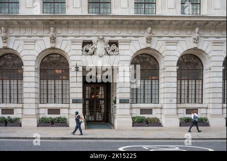 Facciata esterna del Ned, hotel a 5 stelle con Club Members e Spa a Poultry, Città di Londra, Inghilterra, Regno Unito Foto Stock