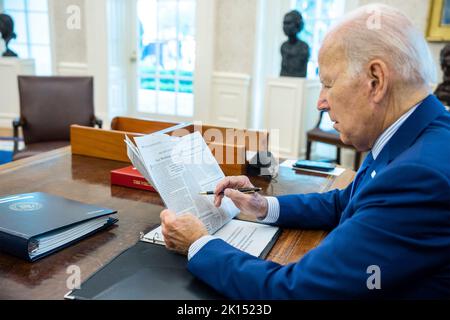 Washington, Stati Uniti d'America. 15th Set, 2022. Washington, Stati Uniti d'America. 15 Settembre 2022. Il presidente degli Stati Uniti Joe Biden, legge un commento editoriale nel Wall Street Journal sulle questioni del lavoro ferroviario presso l'Ufficio ovale della Casa Bianca, 15 settembre 2022 a Washington, DC dopo l'intervento dell'ultimo minuto Biden ha aiutato ad evitare uno sciopero da parte dei sindacati sulle condizioni di lavoro. Credit: Adam Schultz/White House Photo/Alamy Live News Foto Stock