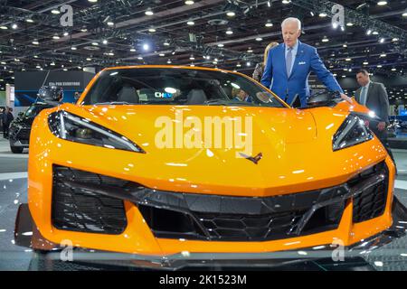 Detroit, Stati Uniti d'America. 14th Set, 2022. Detroit, Stati Uniti d'America. 14 Settembre 2022. Joe Biden, presidente degli Stati Uniti, si prepara ad entrare in una Chevrolet Corvette Z06 durante una visita al North American International Auto Show 2022 al Centro Congressi Huntington Place, 14 settembre 2022 a Detroit, Michigan. Credit: Adam Schultz/White House Photo/Alamy Live News Foto Stock