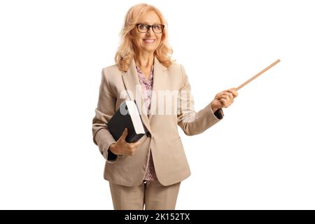 Insegnante femminile che tiene libri e indica con un bastone di legno isolato su sfondo bianco Foto Stock