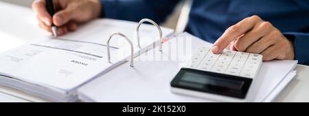 Conto fiscale che lavora con contabilità pubblica Foto Stock