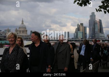 Londra, Regno Unito. 15 Settembre 2022. Le persone camminano in coda per rendere omaggio alla regina Elisabetta II britannica, dopo la sua morte. Data foto: Giovedì 15 settembre 2022, Londra. Credit: Isabel Infantes/Alamy Live News Foto Stock