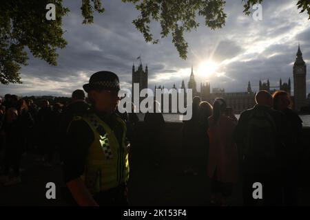 Londra, Regno Unito. 15 Settembre 2022. La gente cammina in una coda vicino alle Camere del Parlamento per rendere i loro rispetti alla regina britannica Elisabetta II, dopo la sua morte. Data foto: Giovedì 15 settembre 2022, Londra. Credit: Isabel Infantes/Alamy Live News Foto Stock