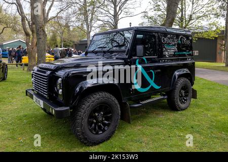 Land Rover Defender 90 "Charles & Dean Finance" in mostra al Bicester Heritage Centre di giugno, il 23rd aprile 2022 Foto Stock