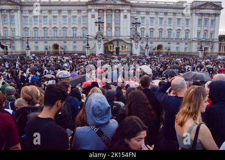 Londra, Regno Unito. 8th Set, 2022. Le folle si radunano fuori da Buckingham Palace per rendere omaggio alla morte della regina Elisabetta II, di 96 anni. Foto Stock