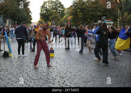 Odessa, Ucraina. 15th Set, 2022. La gente è vista ballare ad un gruppo di musica di strada. Nonostante l'invasione su larga scala della Federazione Russa, nei fine settimana, la gioia e la vita regnano sulla strada principale di Odessa - Deribasovskaya, vacanzieri a piedi, danza, divertirsi, come in tempo di pace. Deribasovskaya Street - una delle strade centrali della città di Odessa, è una delle principali attrazioni della city.Since la fine del 20th ° secolo, la maggior parte di Deribasovskaya è stata chiusa al traffico ed è una zona pedonale. Deribasovskaya è un luogo popolare per i festeggiamenti. Ci sono numerosi caffè e negozi in D Foto Stock