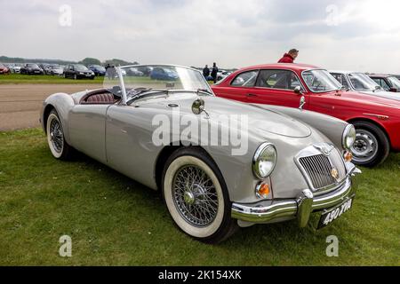 1959 1958 MG di MGA roadster ‘490 XVA’ in mostra allo Scramble di giugno tenutosi presso il Bicester Heritage Centre il 23rd aprile 2022 Foto Stock