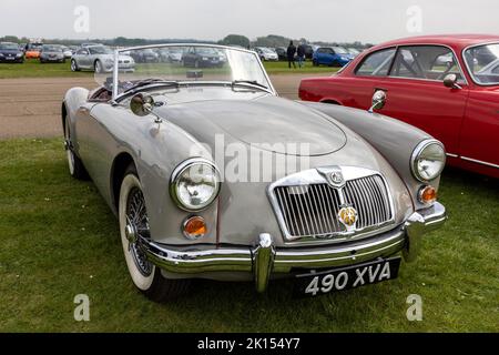 1959 1958 MG di MGA roadster ‘490 XVA’ in mostra allo Scramble di giugno tenutosi presso il Bicester Heritage Centre il 23rd aprile 2022 Foto Stock