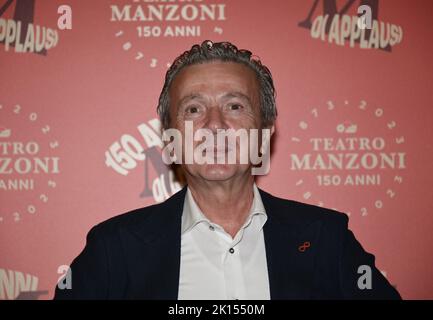 Milano, Italia Teatro Manzoni 150 anni di applausi Presentazione della stagione teatrale del 2022-23 con la foto di vari artisti presenti. Nella foto: Pupo Foto Stock