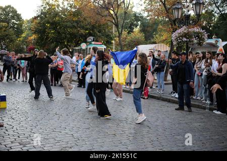 Odessa, Ucraina. 15th Set, 2022. La gente è vista ballare ad un gruppo di musica di strada. Nonostante l'invasione su larga scala della Federazione Russa, nei fine settimana, la gioia e la vita regnano sulla strada principale di Odessa - Deribasovskaya, vacanzieri a piedi, danza, divertirsi, come in tempo di pace. Deribasovskaya Street - una delle strade centrali della città di Odessa, è una delle principali attrazioni della city.Since la fine del 20th ° secolo, la maggior parte di Deribasovskaya è stata chiusa al traffico ed è una zona pedonale. Deribasovskaya è un luogo popolare per i festeggiamenti. Ci sono numerosi caffè e negozi in D Foto Stock