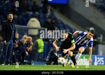 Mateus Uribe do Porto disputa o lance com Hans Vanaken do Club Brugge, durante a partida entre Porto e Club Brugge, pela 2ª rodada do Grupo B da UEFA Champions League 2022/2023 no Estádio do Dragão nesta tersa-feira, 13. Foto Stock