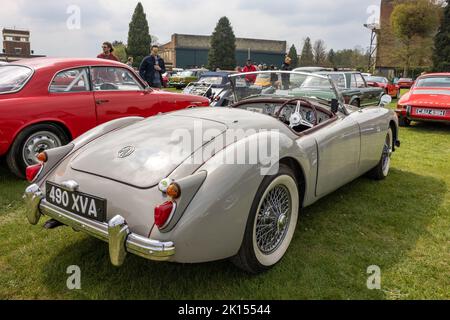 1959 1958 MG di MGA roadster ‘490 XVA’ in mostra allo Scramble di giugno tenutosi presso il Bicester Heritage Centre il 23rd aprile 2022 Foto Stock