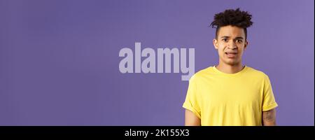 Ritratto della vita di giovane interessato uomo ispanico con sguardo preoccupato guardando la macchina fotografica, accigliando di essere spaventato per amico bloccato in situazione fastidiosa Foto Stock