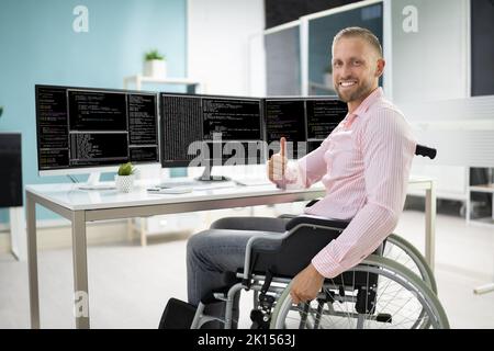 Programmatore di computer che scrive il codice di programma sul computer in Office Foto Stock