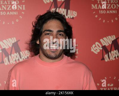 Milano, Italia Teatro Manzoni 150 anni di applausi Presentazione della stagione teatrale del 2022-23 con la foto di vari artisti presenti. Nella foto: Max Angiooni Foto Stock