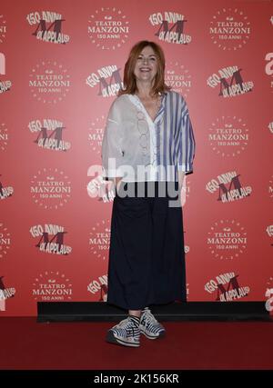 Milano, Italia Teatro Manzoni 150 anni di applausi Presentazione della stagione teatrale del 2022-23 con la foto di vari artisti presenti. Nella foto: Marina Massironi Foto Stock