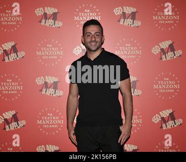 Milano, Italia Teatro Manzoni 150 anni di applausi Presentazione della stagione teatrale del 2022-23 con la foto di vari artisti presenti. Nella foto: Francesco Cicchella Foto Stock