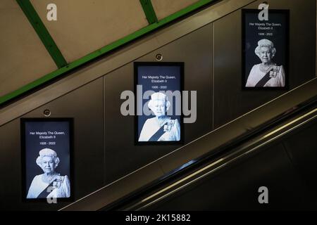 Londra UK 11th settembre 2022. Cartellonistica digitale all'interno della stazione di Paddington che mostra la morte della Regina Elisabetta ii. Credit: John Patrick Fletcher Foto Stock