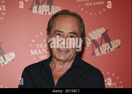 Milano, Italia Teatro Manzoni 150 anni di applausi Presentazione della stagione teatrale del 2022-23 con la foto di vari artisti presenti. Nella foto: Nino Formicola Foto Stock