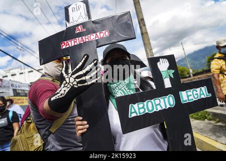 San Salvador, El Salvador. 15th Set, 2022. "Per l'aborto legale”, legge un cartello dimostrativo durante una protesta contro il governo del presidente Bukele e lo stato di emergenza che è in vigore da sei mesi. Credit: Camilo Freedman/dpa/Alamy Live News Foto Stock