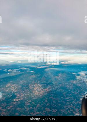 Vista incredibile da un piano di raggi di sole che colpiscono il suolo Foto Stock