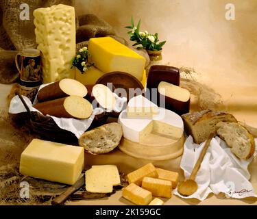 Formaggi tedeschi in gruppo colore fotografia, applicato filtro pittorico. Sfondo chiazzato dai toni tan. Tavolo da studio, immagine classica Foto Stock