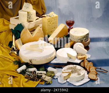 Gruppo di formaggi francesi a colori fotografia su fresco, grigio-blu sfondo chiazzato. foto da tavolo da studio. Con il filtro stile di disegno di Photoshop. Foto Stock