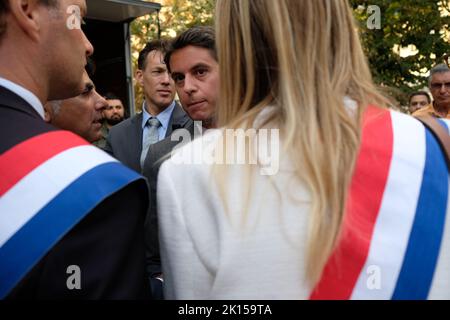 Le ministre Gabriel Attal en compagnie du vice président du CCAF Franck Papazian Lors du rassemblement à Paris de soutien à l'Arménie Foto Stock