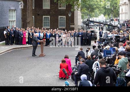 Il primo ministro uscente Boris Johnson consegna il suo ultimo discorso a Downing Street e si mette in gara per le sue dimissioni alla Regina di Balmoral, Scot Foto Stock
