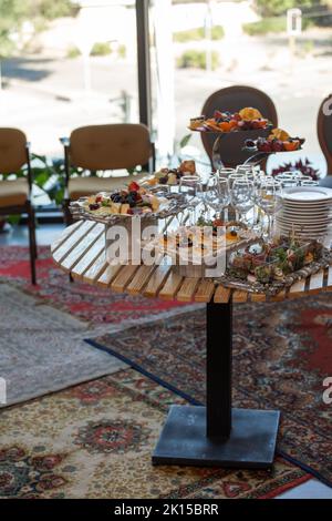 vari snack e bevande al tavolo durante l'evento. Foto Stock