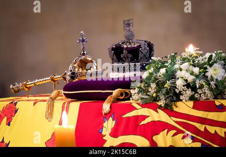 Londra, Regno Unito. 15th Set, 2022. La bara della Regina Elisabetta II, drappeggiato nello standard reale e sormontato dalla corona imperiale di stato, è disposta nella Westminster Hall. La bara contenente la Regina è disposta nel Palazzo di Westminster (Parlamento) per quattro giorni. La regina britannica Elisabetta II morì il 08.09.2022 all'età di 96 anni. Credit: Christian Charisius/dpa/Alamy Live News Foto Stock