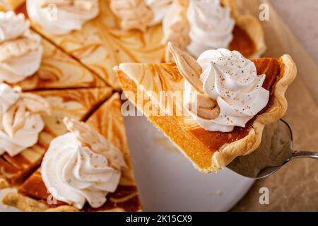 Torta di pescecchino di zucca con vortice di panna montata Foto Stock