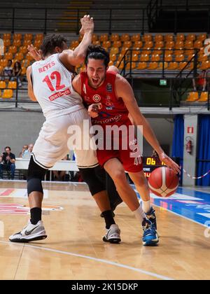 Pala Fitline, Desio, Italia, 15 settembre 2022, Davide Alviti (EA7 Emporio Armani Olimpia Milano) in lite di Justin Reyes (Openjobmetis Pallacanestro Varese) durante la Lombardia Cup - Olimpia Milano vs Varese Pallacanestro - Event Foto Stock