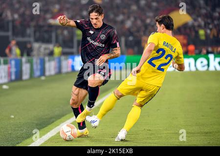 Roma, Italia. 15th Set, 2022. Nicolo Zaniolo di AS Roma e Jukka Raitala di HJK Helsinki si sono sfidati durante la partita di calcio Europa League Group C tra AS Roma e HJK Helsinki allo stadio Olimpico di Roma (Italia), 15th settembre 2022. Foto Andrea Staccioli/Insidefoto Credit: Insidefoto di andrea staccioli/Alamy Live News Foto Stock