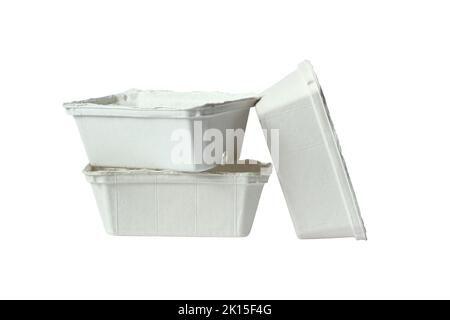 Vassoi per alimenti biodegradabili realizzati in cartone pressato isolato su sfondo bianco. Primo piano Foto Stock