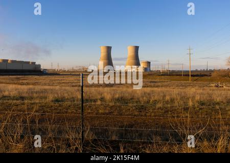 Una vecchia centrale nucleare in California contro un cielo blu Foto Stock