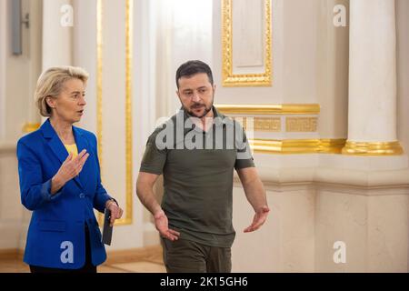 Kiev, Ucraina. 15th Set, 2022. Il presidente ucraino Volodymyr Zelenskyy, a destra, accompagna il presidente della Commissione europea Ursula von der Leyen, a sinistra, all'arrivo per i colloqui al palazzo Mariinskyi, 15 settembre 2022 a Kyiv Ucraina. Credit: Sarsenov Daniiar/Ukraine Presidency/Alamy Live News Foto Stock