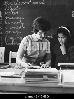 Fotografia di un insegnante, (Gloria Edney), con uno studente in Old Crow, Yukon, Canada; primi anni '60. Foto Stock