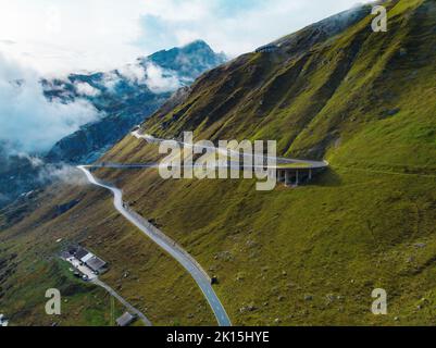 Strada tortuosa nei passi di montagna. Foto Stock