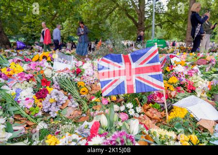 I tributi floreali di sua Maestà la Regina Elisabetta sono raffigurati mentre visualizzano i fiori e le carte che sono stati lasciati a Green Park, Londra Foto Stock