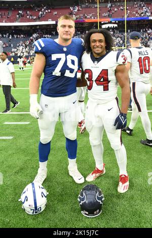 Indianapolis Colts Offensive Tackle Bernhard Raimann (79) e Houston Texans Defensive End Troy Hairston (34) condividono un momento dopo la NFL football ga Foto Stock