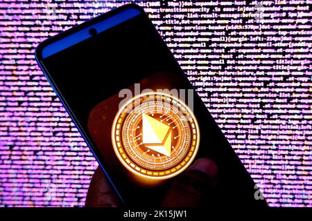 India. 15th Set, 2022. In questa immagine, un logo Ethereum visualizzato su uno smartphone android. (Foto di Avishek Das/SOPA Images/Sipa USA) Credit: Sipa USA/Alamy Live News Foto Stock