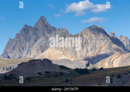 Il Grand Teton e le cime circostanti che si innalzano in alto sul terreno alpino. Grand Teton National Park, Wyoming Foto Stock