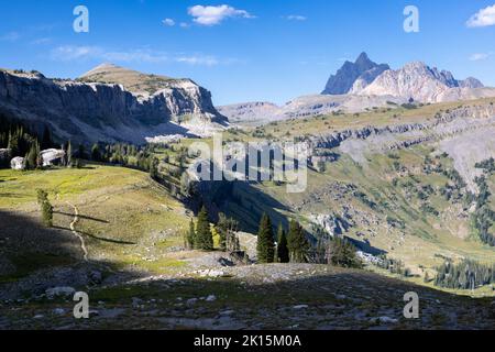 Il Teton Crest Trail si snoda lungo il Death Canyon Shelf verso il Grand Teton. Grand Teton National Park, Wyoming Foto Stock