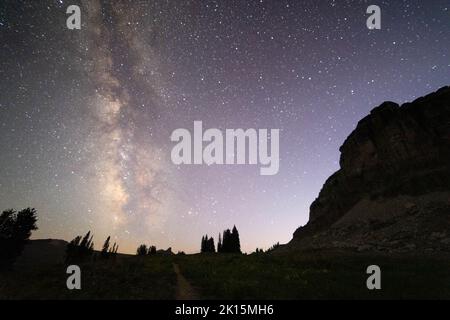 La Galassia della Via Lattea che sorge in alto sopra la Shelf del canyon della morte nel cielo notturno. Grand Teton National Park, Wyoming Foto Stock