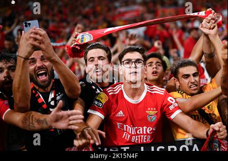 Torino, Italia. 14 settembre 2022. I fan di SL Benfica mostrano il loro sostegno durante la partita di calcio della UEFA Champions League tra Juventus FC e SL Benfica. Credit: Nicolò campo/Alamy Live News Foto Stock