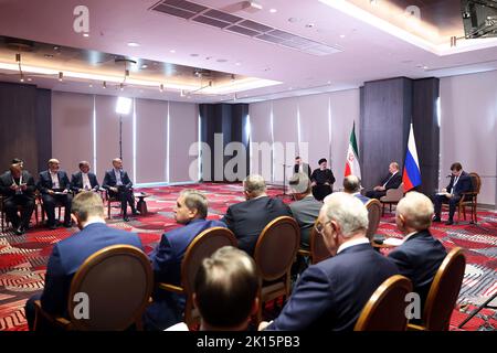 Samarcanda, Uzbekistan. 15th Set, 2022. Il presidente russo Vladimir Putin incontra il presidente iraniano Ebrahim Raisi durante il vertice dell'Organizzazione per la cooperazione di Shanghai (SCO) che si terrà a Samarcanda, in Uzbekistan, giovedì 15 settembre 2022. Foto per gentile concessione dell'Ufficio della Presidenza iraniana/UPI Credit: UPI/Alamy Live News Foto Stock